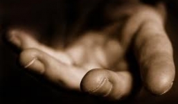 Sửa xe trước nhà người lạ, thanh niên bị chặt vụn ngón tay, đổ a xít vào mắt